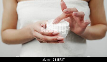 Weibliche Hände nehmen Creme Nahaufnahme Stockfoto