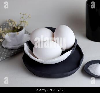 Weiße Eier Schüsseln Tisch Frühstück gekocht Stockfoto