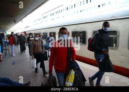 Kairo, Ägypten. März 2020. Menschen, die Gesichtsmasken tragen, sind am Bahnhof Ramses in Kairo, Ägypten, am 21. März 2020 zu sehen. Ägypten kündigte am Samstag zwei weitere Todesfälle durch COVID-19 und neun neue Infektionsfälle an, was die Gesamtzahl der bestätigten Fälle auf 294 im Land brachte. Credit: Ahmed Gomaa/Xinhua/Alamy Live News Stockfoto