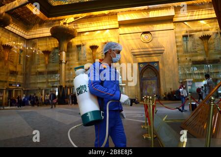 Kairo, Ägypten. März 2020. Am 21. März 2020 sprüht ein Mann im Bahnhof Ramses in Kairo, Ägypten, Desinfektionsmittel. Ägypten kündigte am Samstag zwei weitere Todesfälle durch COVID-19 und neun neue Infektionsfälle an, was die Gesamtzahl der bestätigten Fälle auf 294 im Land brachte. Credit: Ahmed Gomaa/Xinhua/Alamy Live News Stockfoto