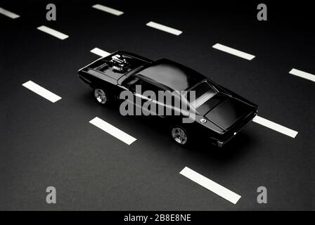 Izmir, Türkei - 28. Juli 2019. 1968 Dodge Charger Modellauto gedreht. Draufsicht auf Asphaltstraße mit Fahrstreifen. Schnelle und wütende Mod Stockfoto