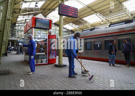 Kairo, Ägypten. März 2020. Am 21. März 2020 sprüht ein Mann (L) Desinfektionsmittel im Bahnhof Ramses in Kairo, Ägypten. Ägypten kündigte am Samstag zwei weitere Todesfälle durch COVID-19 und neun neue Infektionsfälle an, was die Gesamtzahl der bestätigten Fälle auf 294 im Land brachte. Credit: Ahmed Gomaa/Xinhua/Alamy Live News Stockfoto