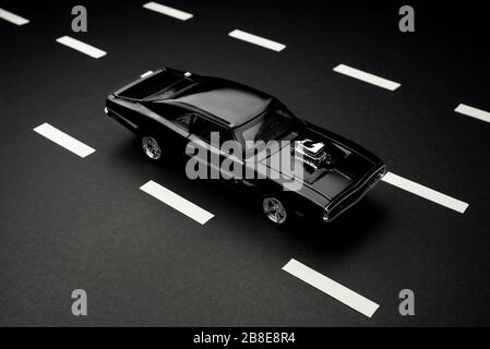 Izmir, Türkei - 28. Juli 2019. 1968 Dodge Charger Modellauto gedreht. Vorderansicht oben auf einer Asphaltstraße mit Fahrstreifen. Schneller und wütender Film Mo Stockfoto