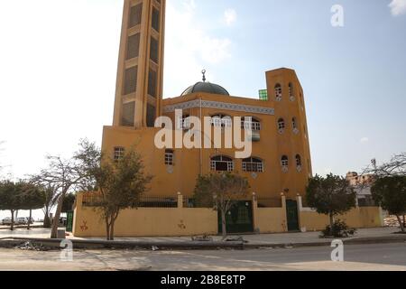 Kairo. März 2020. Das am 21. März 2020 aufgenommene Foto zeigt eine geschlossene Moschee in Kairo, Ägypten. Ägypten kündigte am Samstag zwei weitere Todesfälle durch COVID-19 und neun neue Infektionsfälle an, was die Gesamtzahl der bestätigten Fälle auf 294 im Land brachte. Am Samstag hatten ägyptische Moscheen und Kirchen angekündigt, zwei Wochen lang im ganzen Land Massengebete aufgrund der Vorsichtsmaßnahmen des Landes zu suspendierten, um die Verbreitung von COVID-19 zu verhindern. Credit: Mohamed El Raai/Xinhua/Alamy Live News Stockfoto