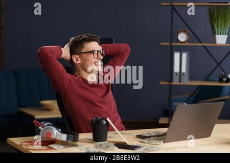 Ich bin reich. Portrait eines jungen Freiberuflers oder Geschäftsmannes im Hom Stockfoto