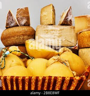 Verschiedene italienische Käsesorten auf dem Markt, Italien Stockfoto