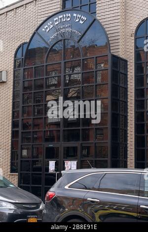 New York, New York - 21. März 2020: Die jüdische Synagoge von Hasidic Satmar wurde wegen des Ausbruchs von Coronavirus in Williamsburg in Brooklyn geschlossen Stockfoto