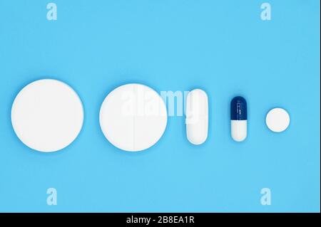 Nahaufnahme Draufsicht verschiedene Pillen auf blauem Hintergrund. Verschiedene medizinische Medikamente. Stockfoto