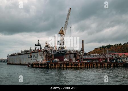 Schiffe im schwimmenden Trockendock werden repariert. Stockfoto