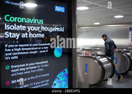 Pendler mit der London Underground während der Coronavirus Sperrzeit, März 2020 Stockfoto