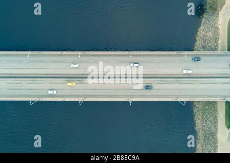 Luftansicht von oben auf die Wasserbrücke mit bewegtem Verkehr. Dronenfoto. Konzept für den Transport von Straßenbildern Stockfoto