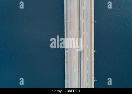 Luftbild Draufsicht auf Wasserbrücke mit leerem Verkehr. Dronenfoto. Isolierung und Quarantänekonzept Stockfoto