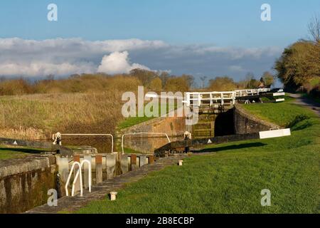 Sehen Sie sich Caen Hill Locks am Kennet & Avon Canal, Devizes, Wiltshire, Großbritannien an Stockfoto