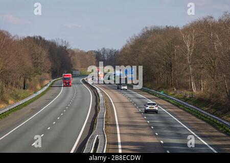Fast kein Verkehr auf der Autobahn A67 Niederlande wegen Corona-Krise Stockfoto