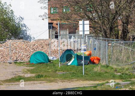 Southend-on-Sea, Großbritannien. März 2020. Vier Zelte, die von Obdachlosen auf einem nicht genutzten Parkplatz in Southend-on-Sea genutzt werden. Penelope Barritt/Alamy Live News Stockfoto