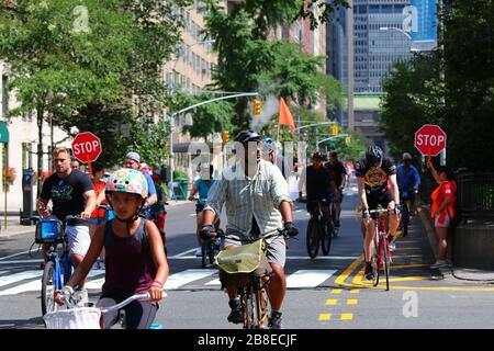 Viele Läufer, Radfahrer und Fußgänger genießen die Rücknahme der Park Avenue in Midtown beim Summer Streets Festival, Manhattan am 3. AUGUST 2019 in Ne Stockfoto