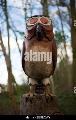 Gruffalo Owl Wood Carving in Westonbirt Arboretum, Tetbury, Gloucestirshire, England von David Lucas (Lucas Carvings) Stockfoto