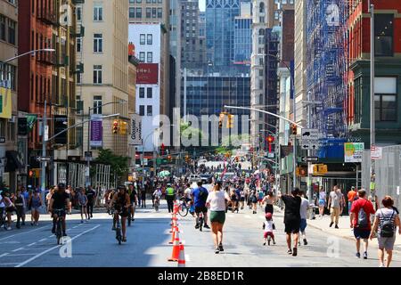 Viele Läufer, Radfahrer und Fußgänger genießen das Wiederaufleben der Lafayette Street in SoHo beim Summer Streets Festival, Manhattan am 3. AUGUST 2019 in Stockfoto