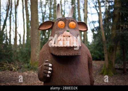 Das Gruffalo Wood Carving Portrait im Wald in Westonbirt Arboretum, Tetbury, Gloucestershire, England von David Lucas (Lucas Carvings) Stockfoto