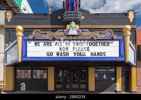 Ferndale, Michigan, USA. März 2020. Eine Coronavirus-Botschaft im Festzelt des Magic Bag Theaters, die wegen der Epidemie geschlossen wurde. Kredit: Jim West/Alamy Live News Stockfoto