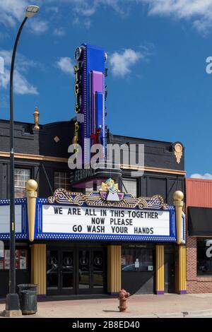 Ferndale, Michigan, USA. März 2020. Eine Coronavirus-Botschaft im Festzelt des Magic Bag Theaters, die wegen der Epidemie geschlossen wurde. Kredit: Jim West/Alamy Live News Stockfoto