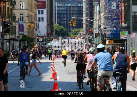 Viele Läufer, Radfahrer und Fußgänger genießen das Wiederaufleben der Lafayette Street in SoHo beim Summer Streets Festival, Manhattan am 3. AUGUST 2019 in Stockfoto