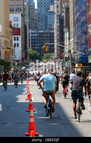 Viele Läufer, Radfahrer und Fußgänger genießen das Wiederaufleben der Lafayette Street in SoHo beim Summer Streets Festival, Manhattan am 3. AUGUST 2019 in Stockfoto