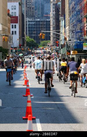 Viele Läufer, Radfahrer und Fußgänger genießen das Wiederaufleben der Lafayette Street in SoHo beim Summer Streets Festival, Manhattan am 3. AUGUST 2019 in Stockfoto