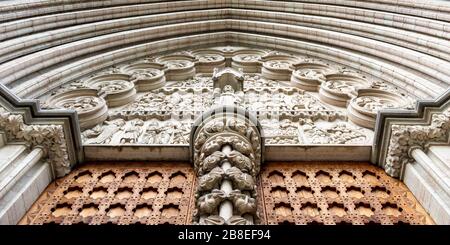 Eingangstür einer mittelalterlichen gotischen Kathedrale in Schweden Stockfoto