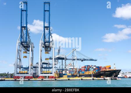 Containerschiff am Hafen von Auckland, Waitemata Harbour, Auckland, Neuseeland Stockfoto