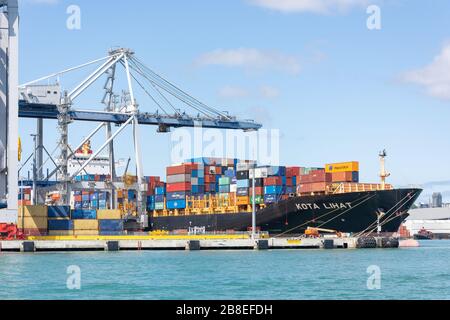 Containerschiff am Hafen von Auckland, Waitemata Harbour, Auckland, Neuseeland Stockfoto