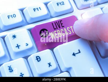 Konzeptionelles Handschreiben mit Live-Webcast. Konzept bedeutet den Prozess der Live-Übertragung von Videos über das Internet Stockfoto