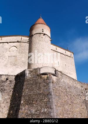 Blick auf die Burg Grandson, eine der am besten erhaltenen mittelalterlichen Festungen der Schweiz. Stockfoto