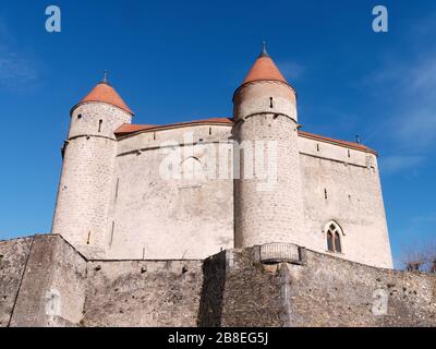 Blick auf die Burg Grandson, eine der am besten erhaltenen mittelalterlichen Festungen der Schweiz. Stockfoto