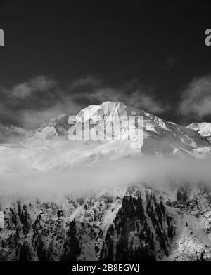 Schneebedeckte französische Alpen im Winter Stockfoto