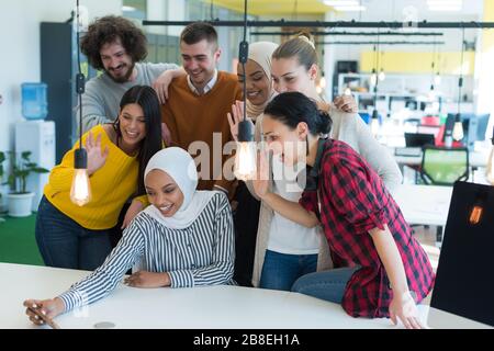 Gruppe junger multiethnischer Businessleute, die selfie nach ihrer Arbeit an einem neuen Projekt machen. Stockfoto