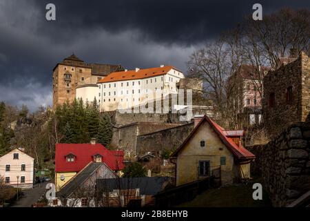 Schloss im Stil des Barock und der Gotik in der Altstadt Becov nad Teplou, Tschechien Stockfoto