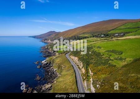 Die Straße R561 ist eine Regionalstraße in Irland. Sie liegt auf der Dingle-Halbinsel im County Kerry. Ein Teil der Straße befindet sich auf dem Wilden Atlantikweg. Stockfoto