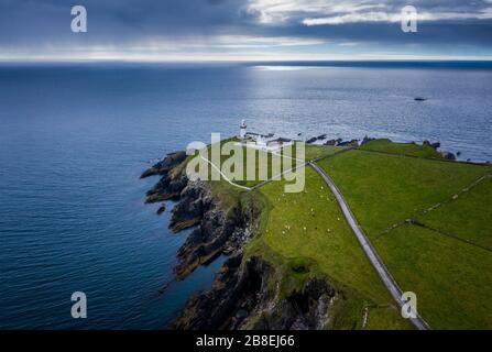 Galley Head Lighthouse ist ein aktiver Leuchtturm aus dem 19. Jahrhundert außerhalb von Rosscarbery, County Cork, an der Südküste Irlands. Stockfoto