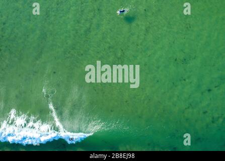 Surfer im Meer am Doughmore Strand, Carrowmore, Co. Clare, Irland. Stockfoto