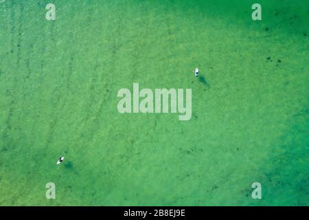 Surfer im Meer am Doughmore Strand, Carrowmore, Co. Clare, Irland. Stockfoto