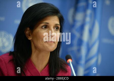 Manhattan, Vereinigte Staaten Von Amerika. April 2017. NEW YORK, NY - 3. APRIL: US-Botschafter bei der Vereinten Nation Nikki Haley beantwortet Fragen während einer Pressekonferenz im Hauptsitz der Vereinten Nationen, 3. April 2017 in New York City. Haley wird für den Monat April als Präsident des UN-Sicherheitsrates tätig sein: Nikki Haley Credit: Storms Media Group/Alamy Live News Stockfoto