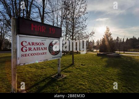 NORTH VANCOUVER, BC, KANADA - MAR 19, 2020: Die Front der Carson Graham High School, die auf unbestimmte Zeit geschlossen wurde, zusammen mit Schulen in der gesamten Stockfoto