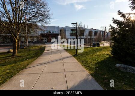 NORTH VANCOUVER, BC, KANADA - MAR 19, 2020: Die Front der Carson Graham High School, die auf unbestimmte Zeit geschlossen wurde, zusammen mit Schulen in der gesamten Stockfoto