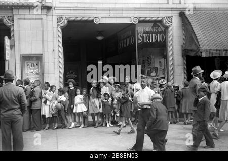 Kinder vor Moving Picture Theatre, Easter Sunday Matinee, Black Belt, Chicago, Illinois, USA, Edwin Rosskam für die U.S. Farm Security Administration, April 1941 Stockfoto