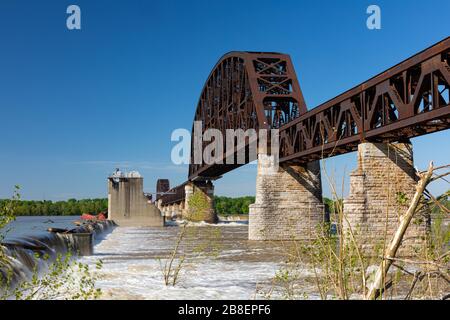 Die historische Fourteenth Street Bridge über den Ohio River verbindet Kentucky und Indiana Stockfoto