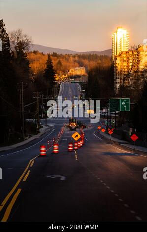 NORTH VANCOUVER, BC, KANADA - MAR 19, 2020: Leere Stadtstraße auf Keith Rd während der Hauptverkehrszeit aufgrund der Geschäftsschließungen als Reaktion auf das Coronavirus Stockfoto