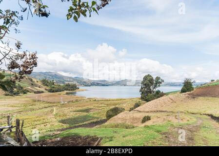 Aquitania, Boyaca/Kolumbien; 8. April 2018: Ländliche Andenlandschaft, Tota, der größte kolumbianische See, und die Felder, die ihn umgeben Stockfoto