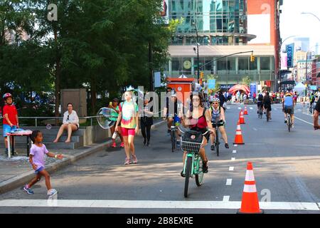 Viele Läufer, Radfahrer und Fußgänger genießen die Rücknahme der Lafayette Street in Lower Manhattan während des Summer Streets Festivals, Manhattan am 3. AUGUST Stockfoto