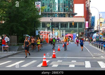 Viele Läufer, Radfahrer und Fußgänger genießen die Rücknahme der Lafayette Street in Lower Manhattan während des Summer Streets Festivals, Manhattan am 3. AUGUST Stockfoto